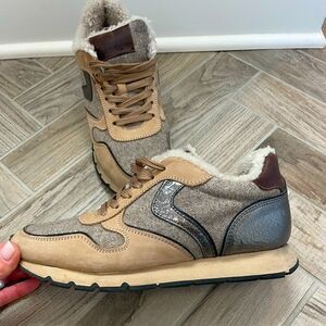 EUC Voile Blanche Julia Fur Lined Sneaker - Beige Sz. 39